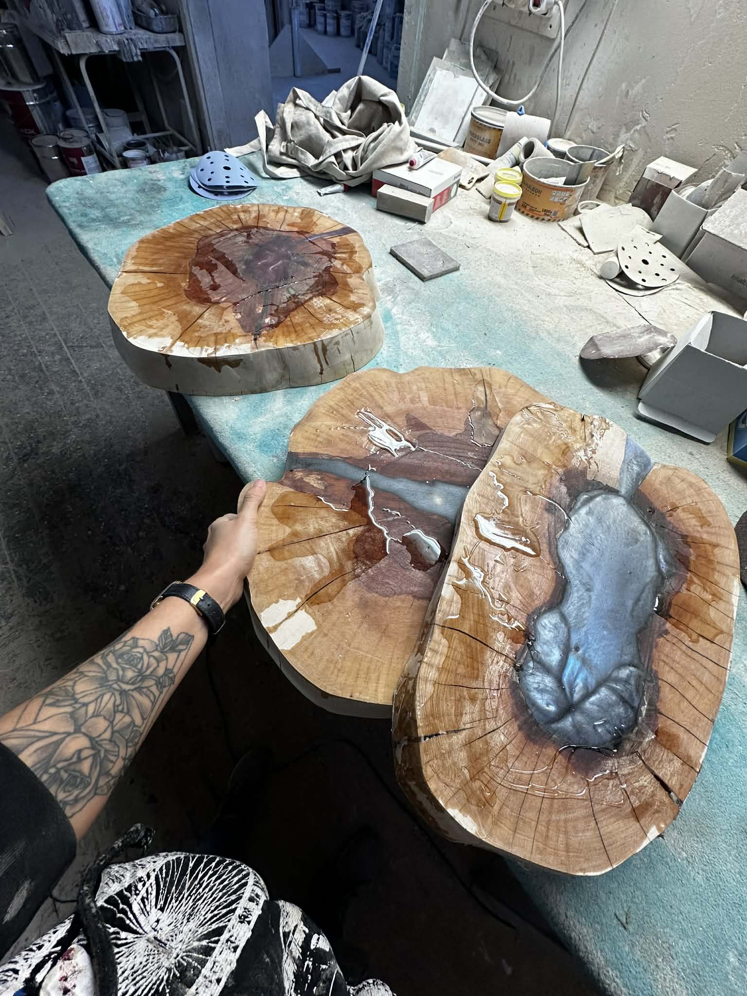 7 broušení stolových epoxidových desek